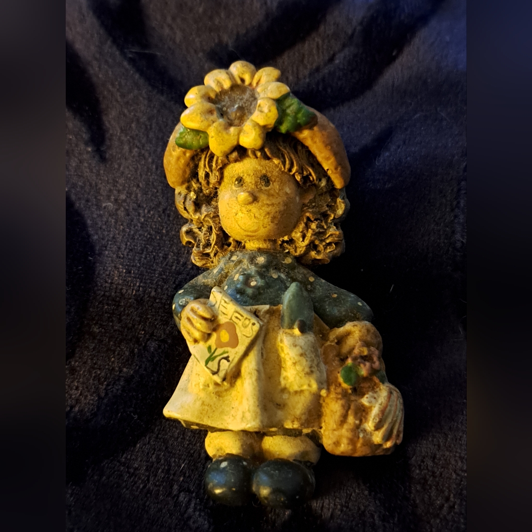 Bords Bears & Friends Wee Folkstone Collection Garden Lover Girl Brooch